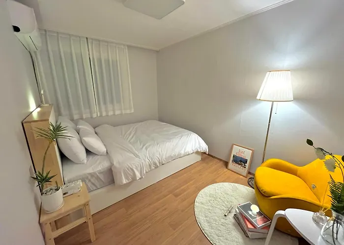 Moment Stay, Airport Railroad, Hongik Station 1 Stop , Travel
